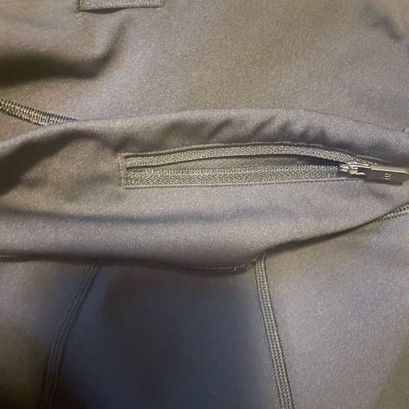 Lululemon Pace Rival Crop *Full-On Luxtreme 22"
Black Women’s Size 4 - Picture 6 of 7